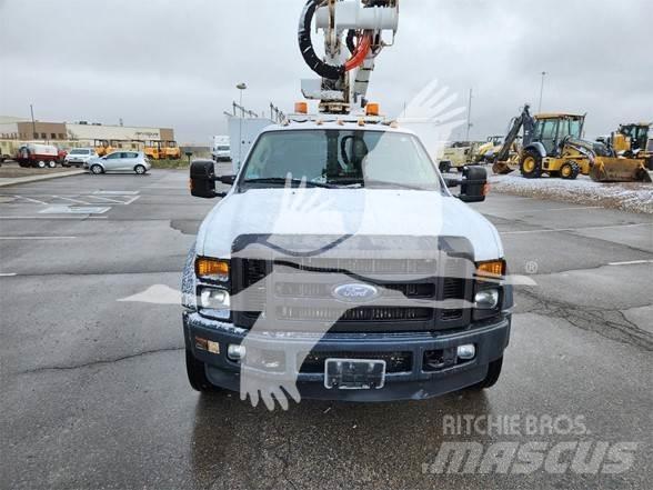 Altec AT37G Truck mounted platforms
