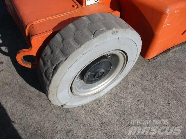 JLG E400AJP (817) Compact self-propelled boom lifts