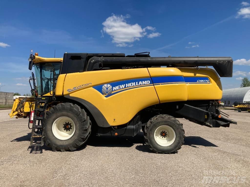 New Holland CX 8070 Combine harvesters