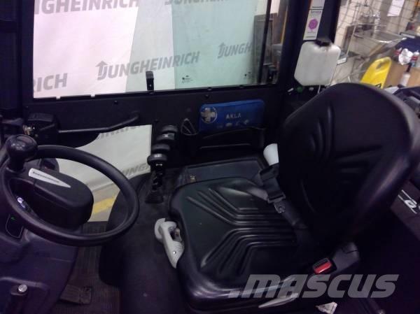 Jungheinrich TFG 320 LPG trucks