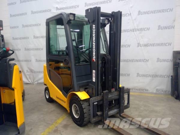 Jungheinrich TFG 320 LPG trucks