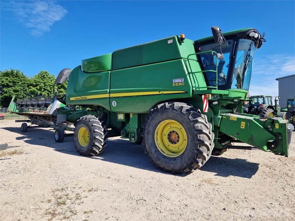 John Deere S690 Combine harvesters