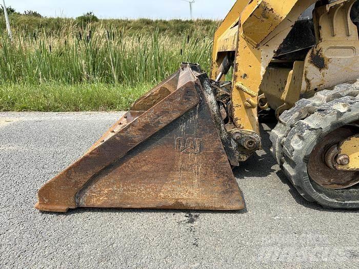 CAT 239D Crawler loaders