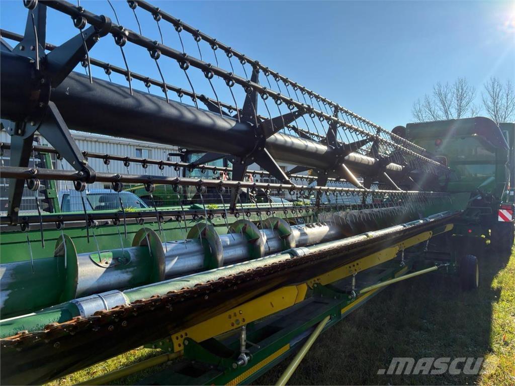 John Deere S680 Combine harvesters