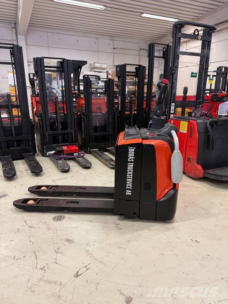 Toyota truck LPE 200 Low lift with platform