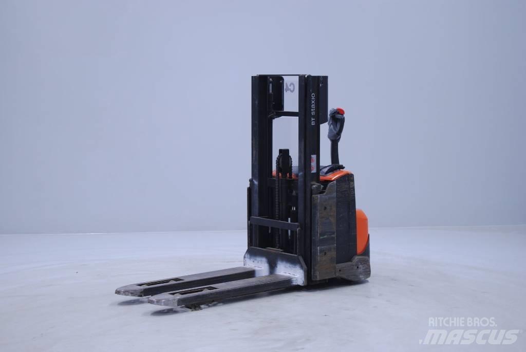 Toyota SWE120L Pedestrian stacker