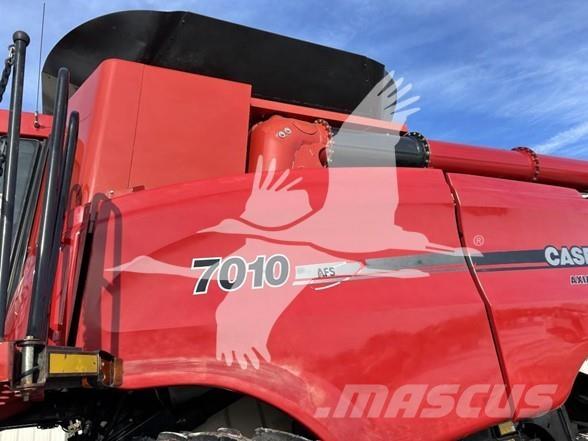 Case IH 7010 Combine harvesters