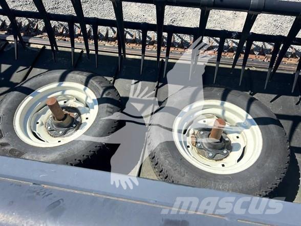 MAC DON FD70 Combine harvester heads