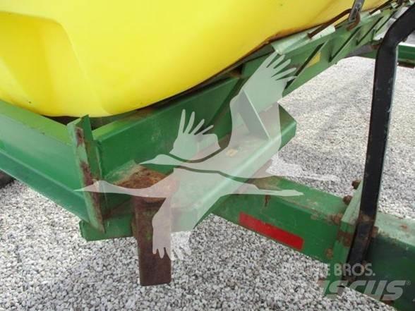 YETTER 1600 Mineral spreaders