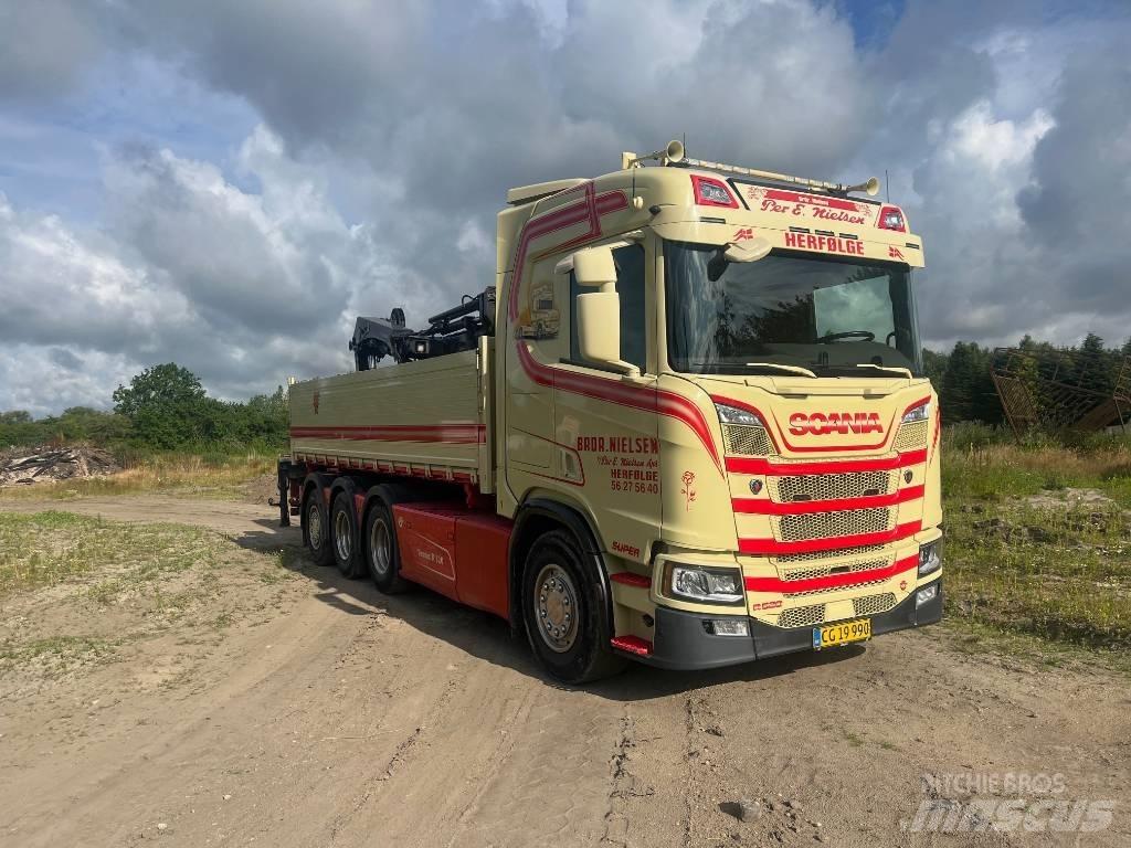 Scania R 520 Tridem Truck mounted cranes
