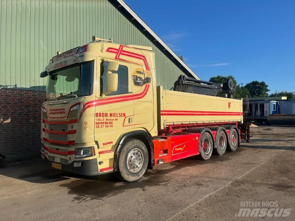 Scania R 520 Tridem Truck mounted cranes