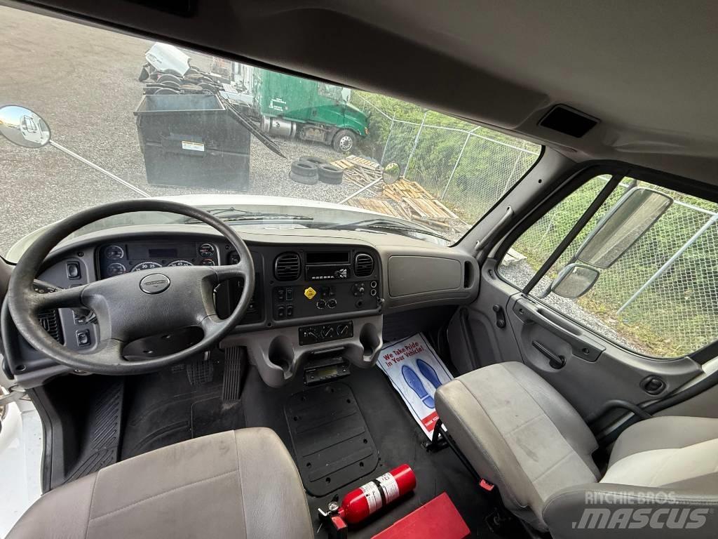 Freightliner M 106 Temperature controlled trucks