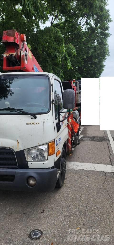Horyong SKY280 Truck mounted platforms