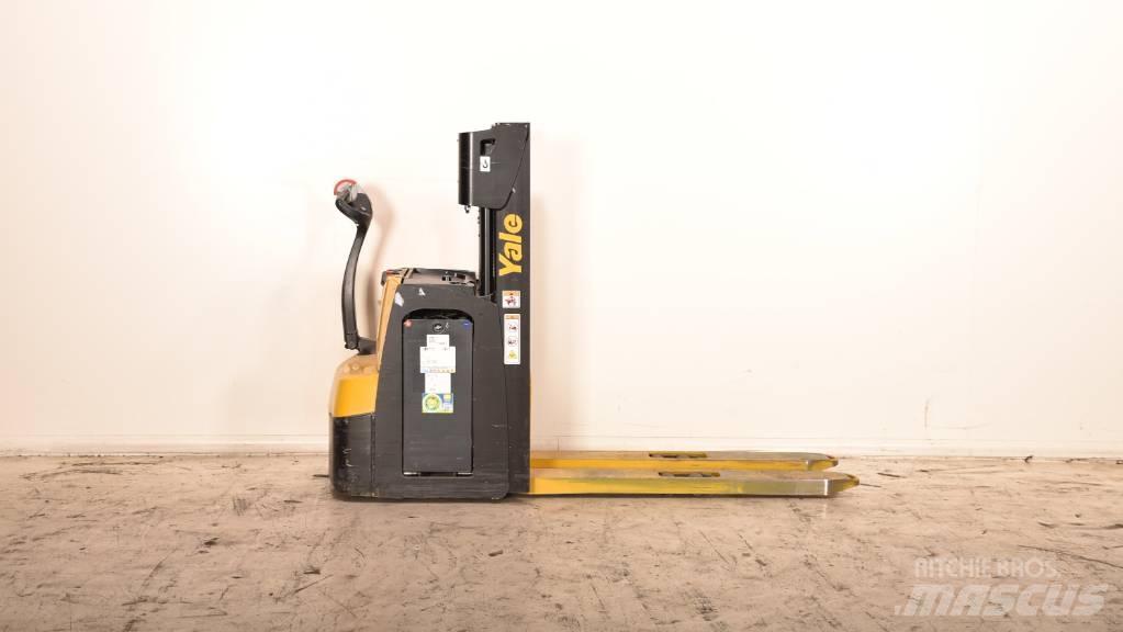 Yale MS20 Pedestrian stacker