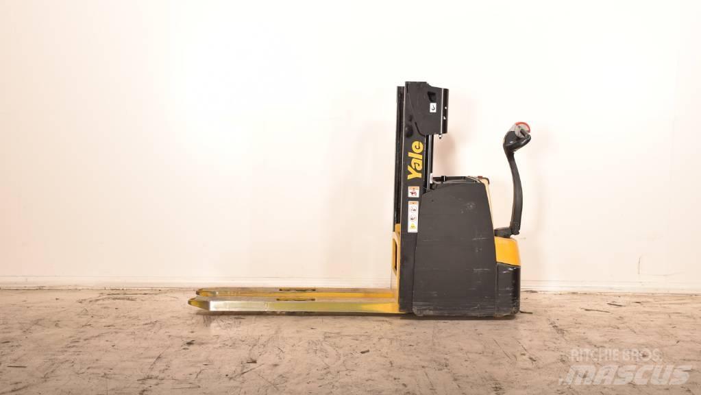 Yale MS20 Pedestrian stacker