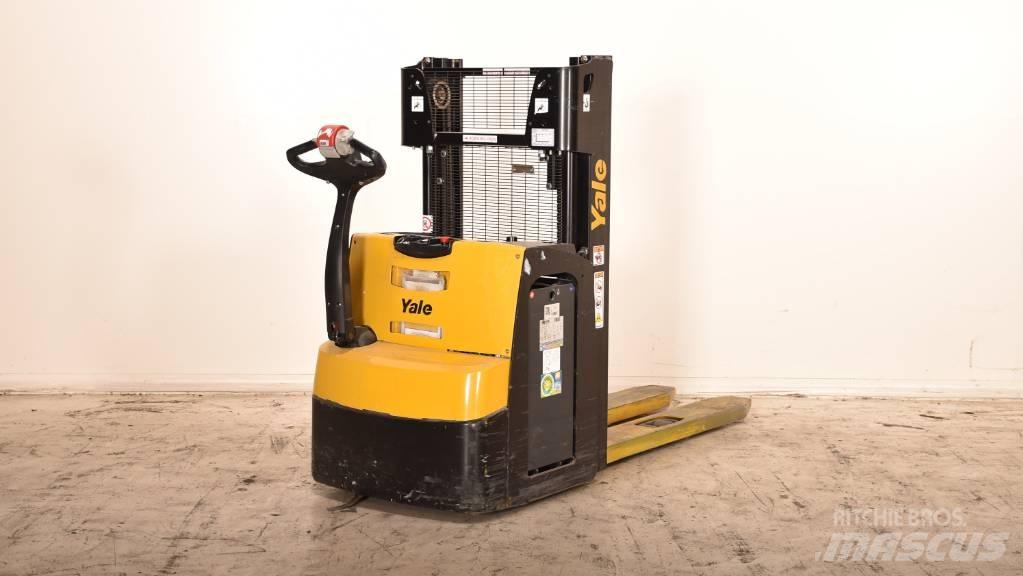 Yale MS20 Pedestrian stacker