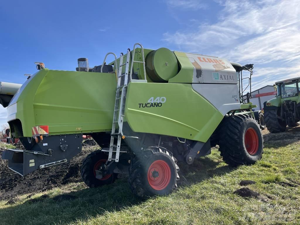 CLAAS Tucano 440 Combine harvesters