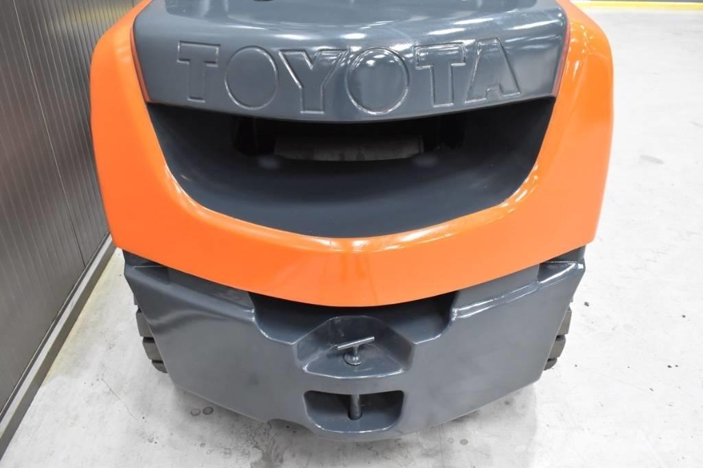 Toyota 06-8FD30F Diesel trucks
