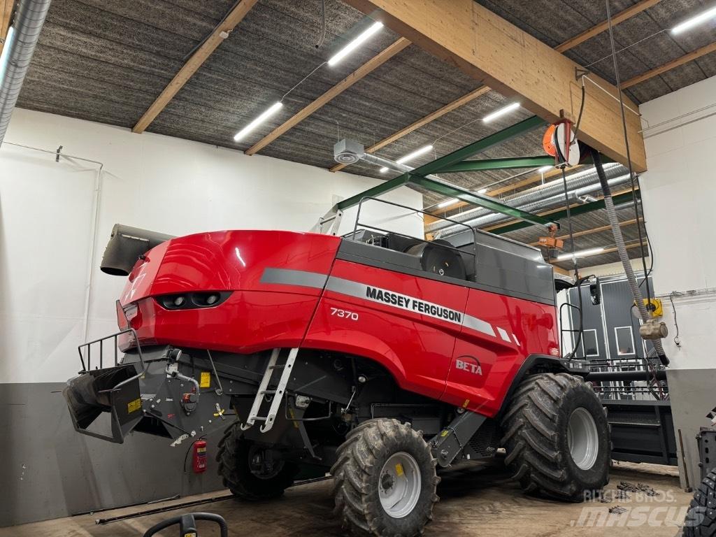 Massey Ferguson 7370 Combine harvesters