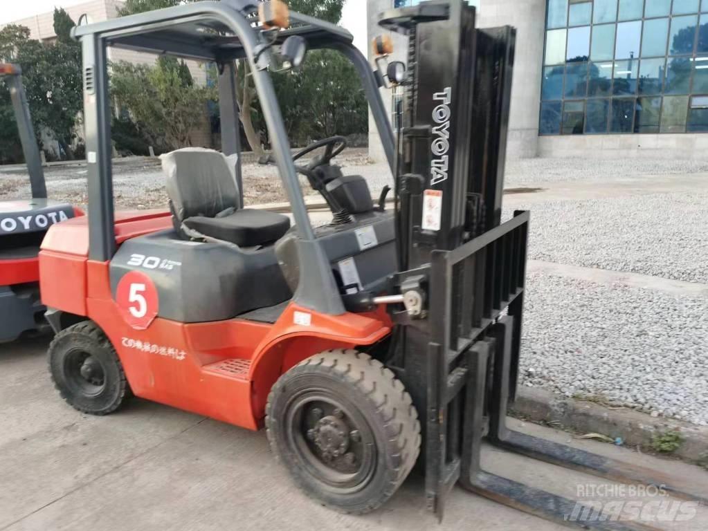 Toyota 7FD 30 Diesel trucks