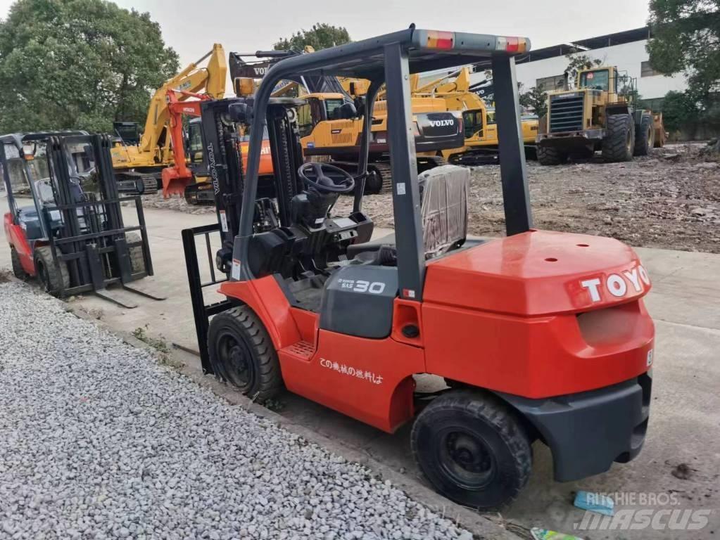 Toyota 7FD 30 Diesel trucks