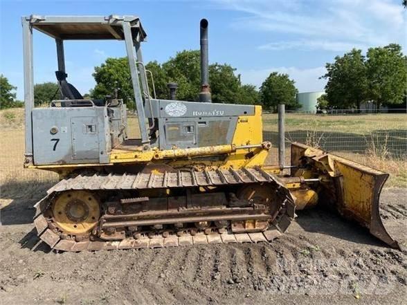 Komatsu D32P-1 Crawler dozers