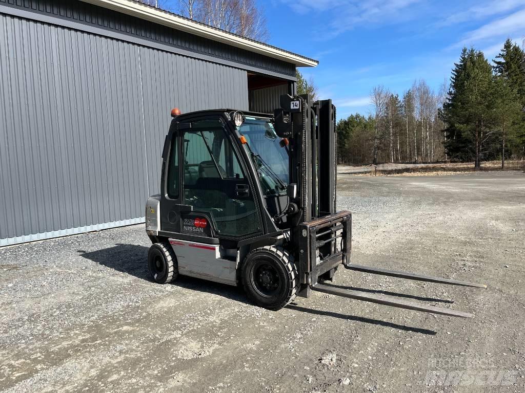 Nissan UD02A25P0 LPG trucks