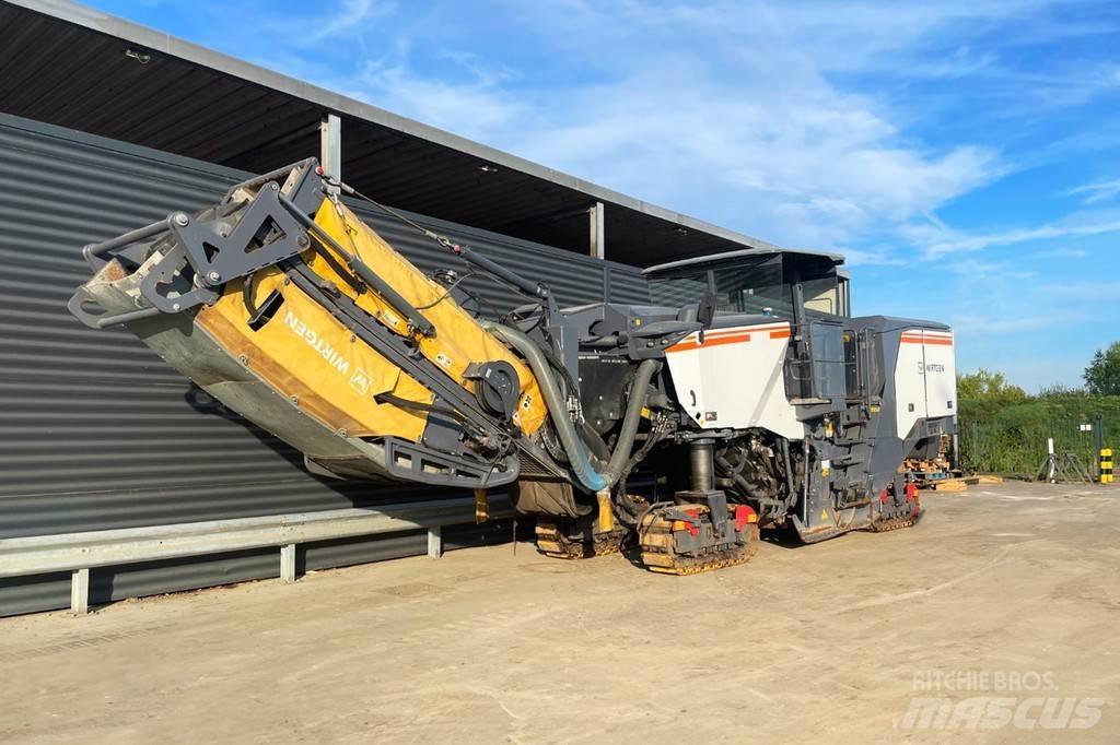 Wirtgen W 220 FI Asphalt cold milling machines