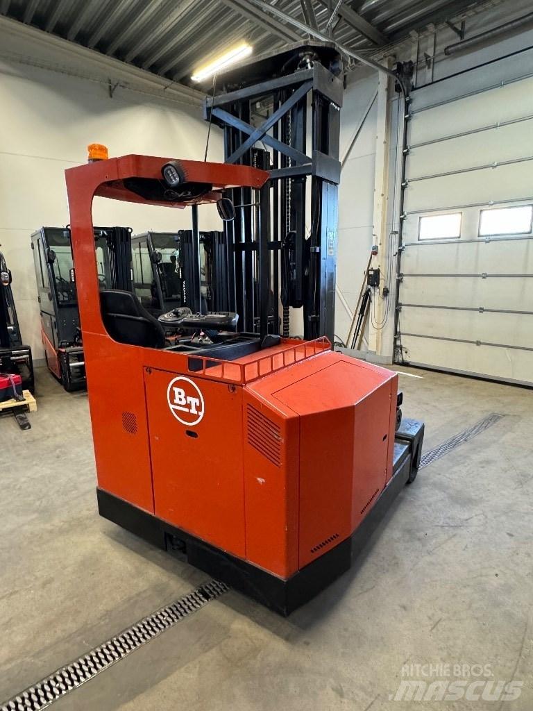 Toyota FRE270 4-way reach truck