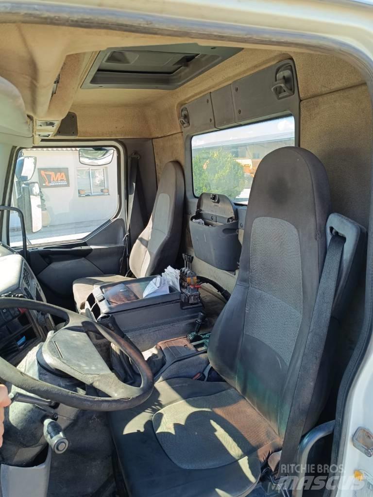 Renault 320 DCI Truck mounted cranes