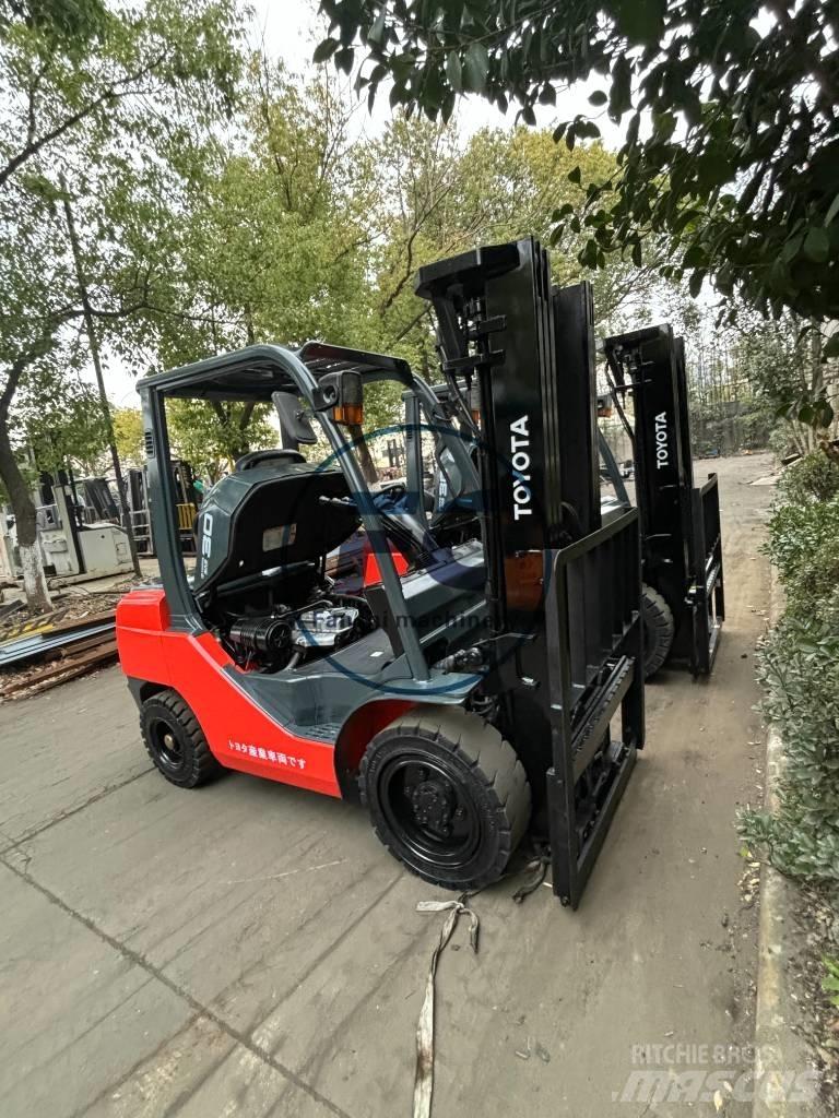 Toyota FDZN 30 Diesel trucks
