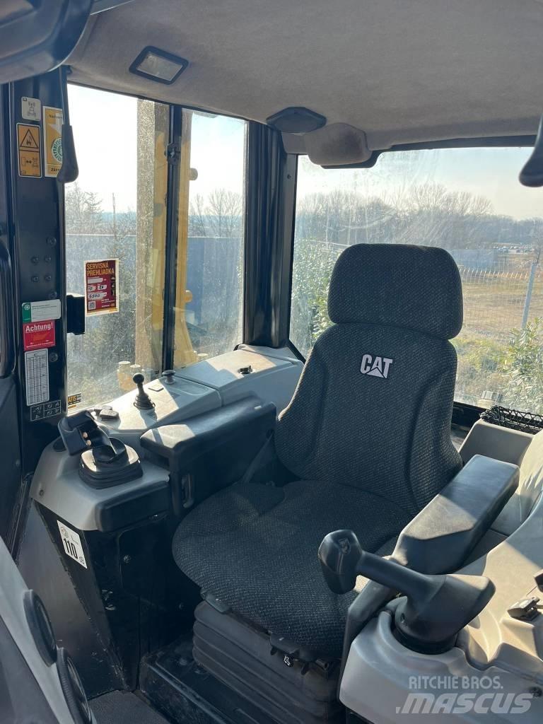 CAT D 6 N XL Crawler dozers