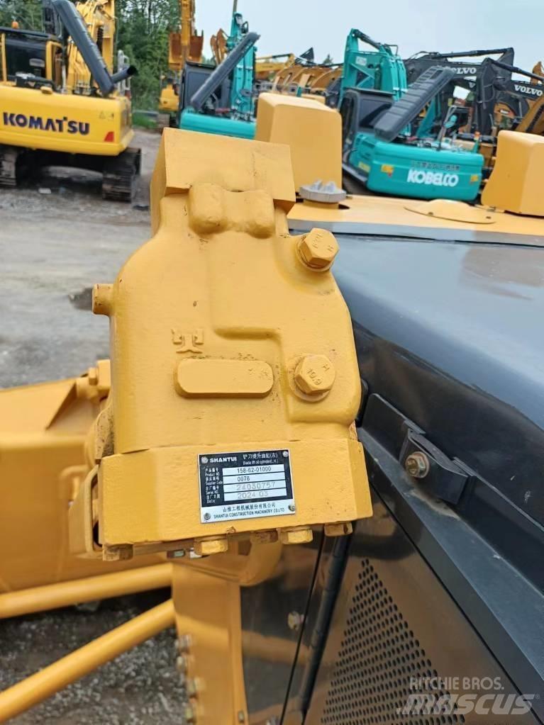 Shantui D22 Crawler dozers