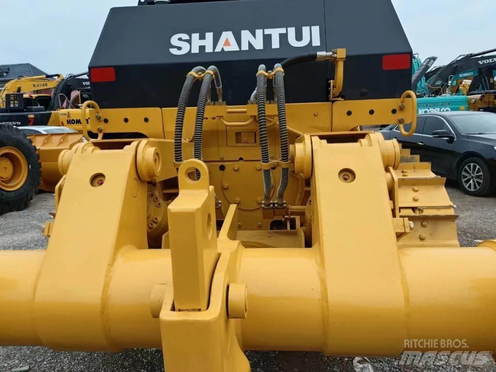 Shantui D22 Crawler dozers