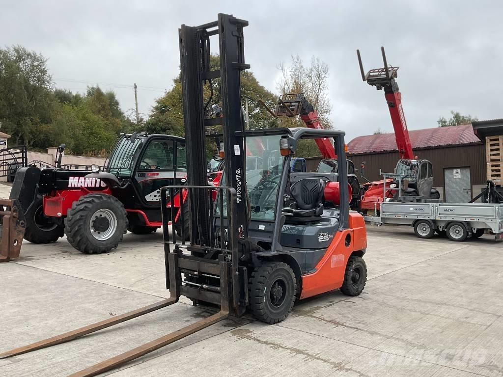 Toyota 02-8 FGF 25 LPG trucks