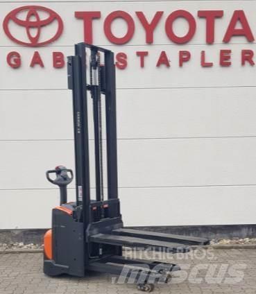 Toyota SWE120L Pedestrian stacker