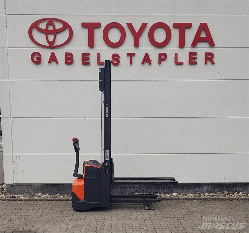Toyota SWE120L Pedestrian stacker