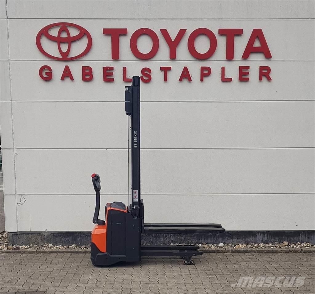 Toyota SWE120L Pedestrian stacker