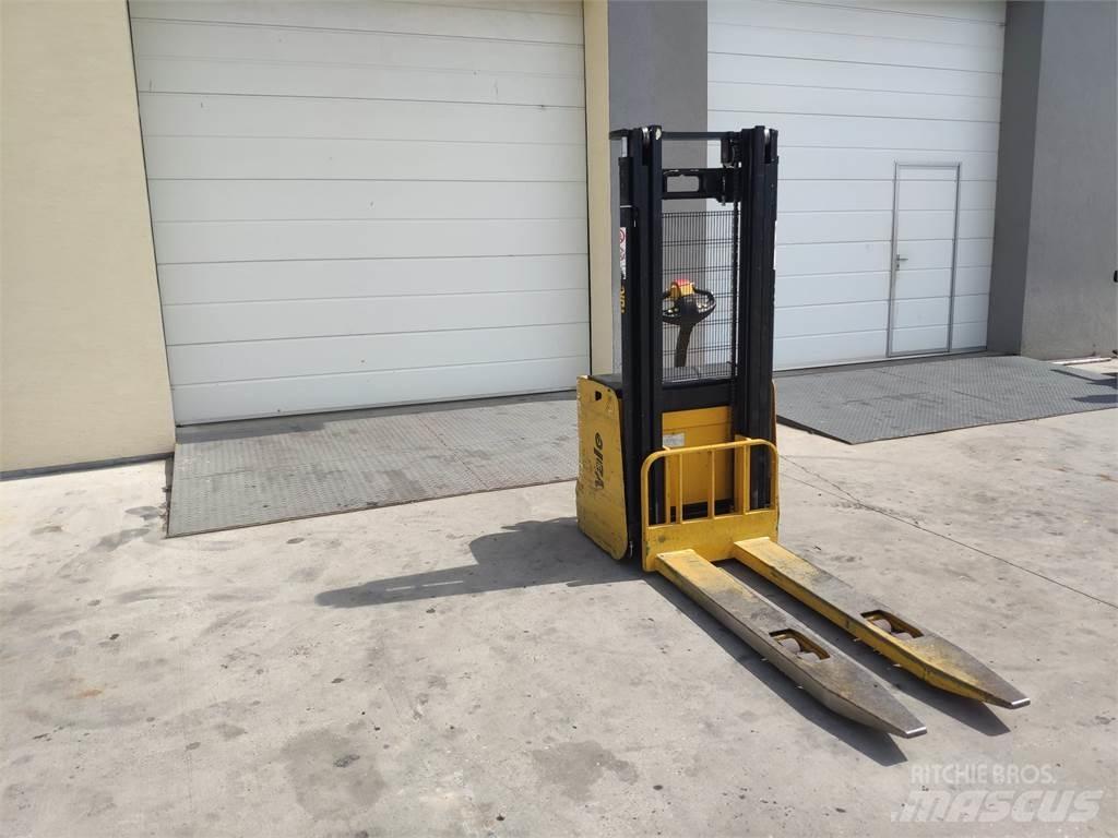Yale MS14 AC Pedestrian stacker