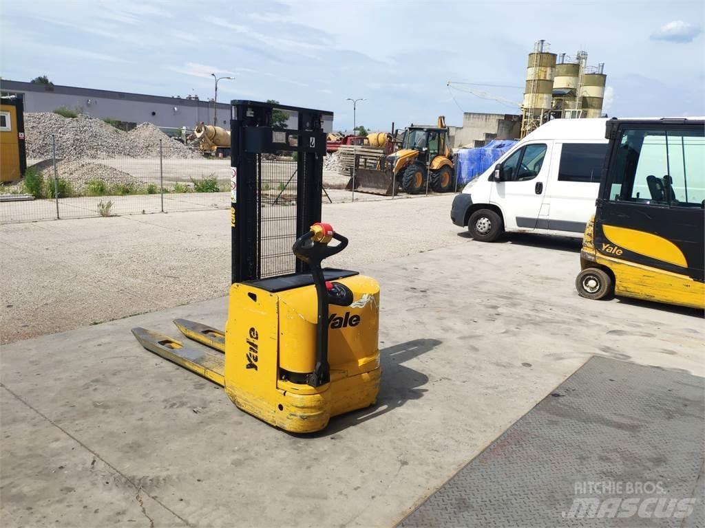 Yale MS14 AC Pedestrian stacker