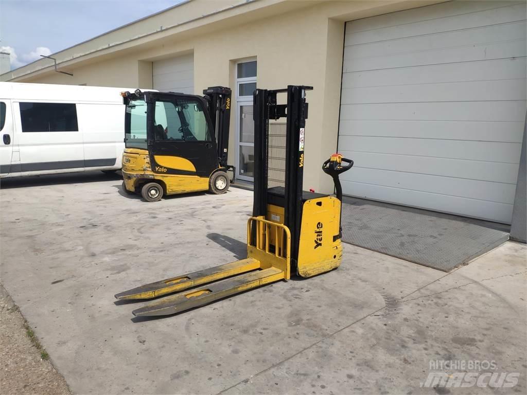 Yale MS14 AC Pedestrian stacker