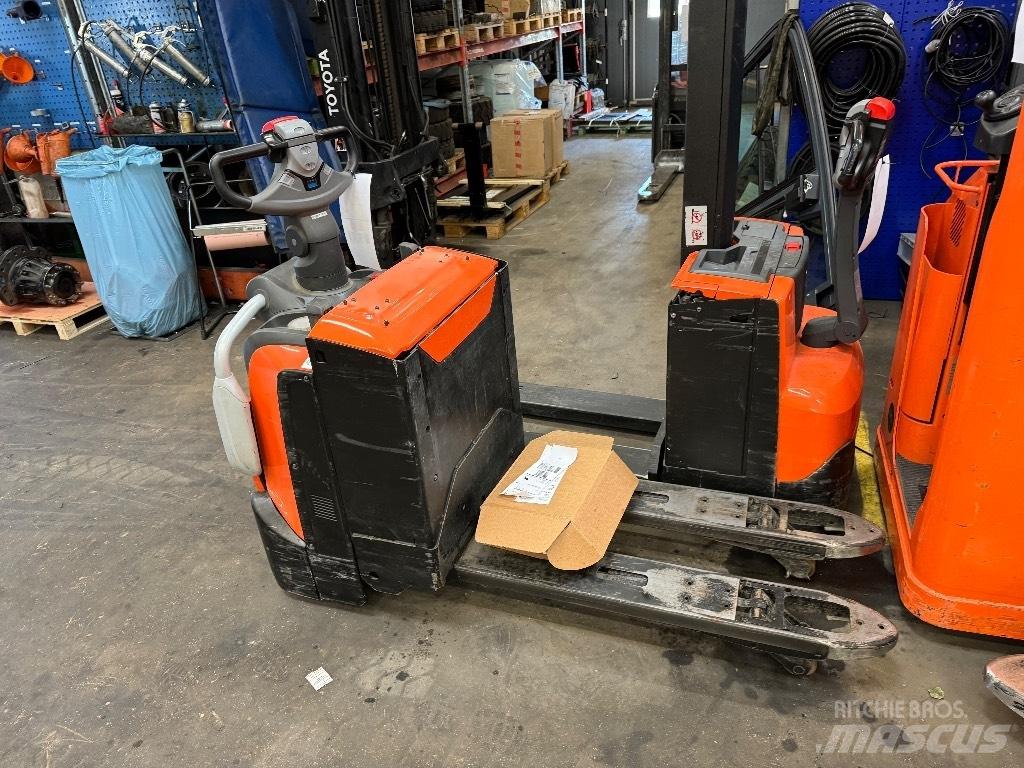 Toyota LPE200 Low lift with platform