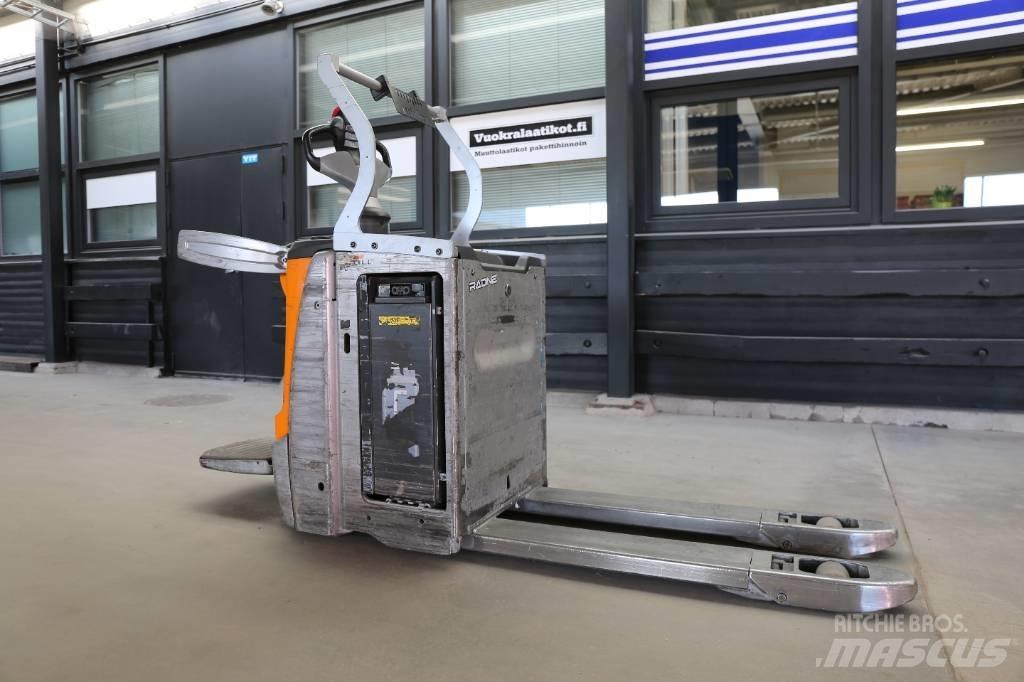 Still EXH-SF20 Low lift with platform