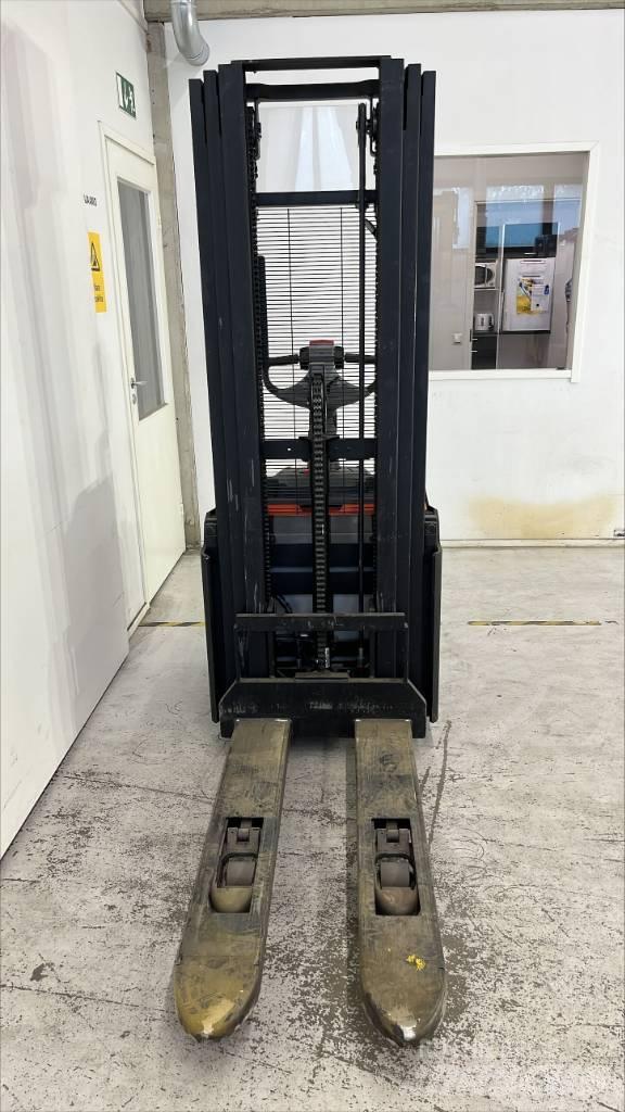 Toyota SWE 120 L Pedestrian stacker