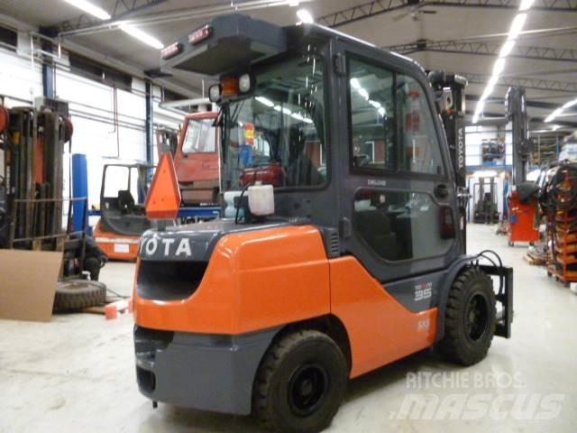 Toyota 52 - 2 - FDJF 35 Diesel trucks