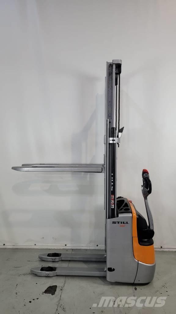 Still EXV 10 Self propelled stackers