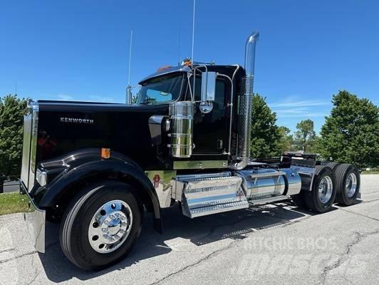 Kenworth W 900 Prime Movers