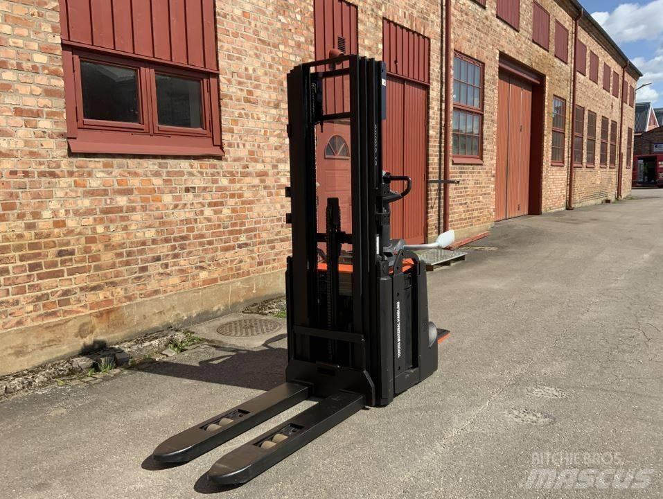 Toyota SPE 120 L Pedestrian stacker