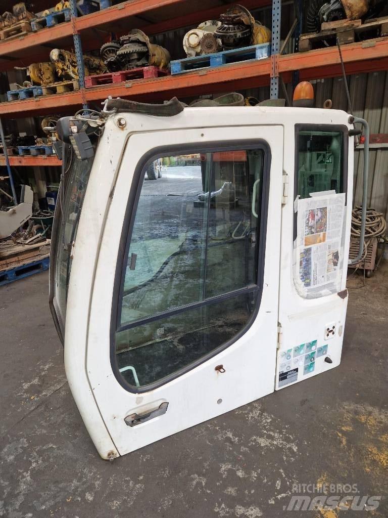 Liebherr A 904 C Cabins and interior
