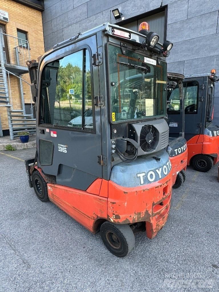 Toyota 8FBMT35 Pedestrian stacker